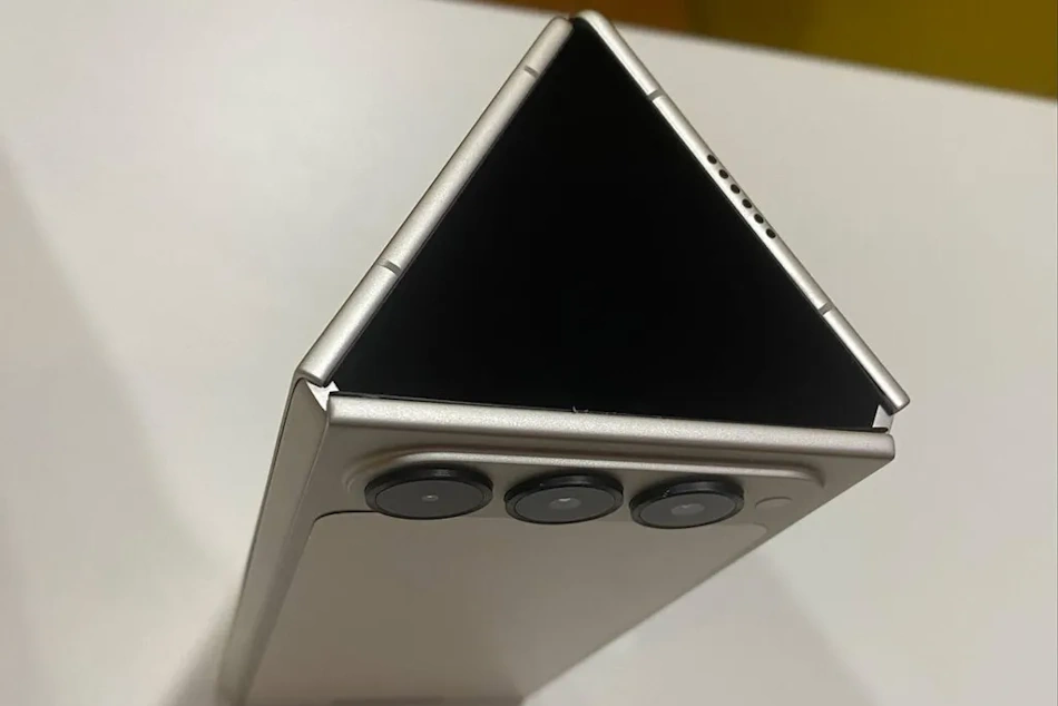 Advanced triple camera system in tri-fold smartphone featuring 50-megapixel variable aperture primary sensor, 5.5x periscope telephoto zoom lens, ultra-wide camera, and computational photography capabilities delivering professional-grade imaging performance - InfoProds 2026