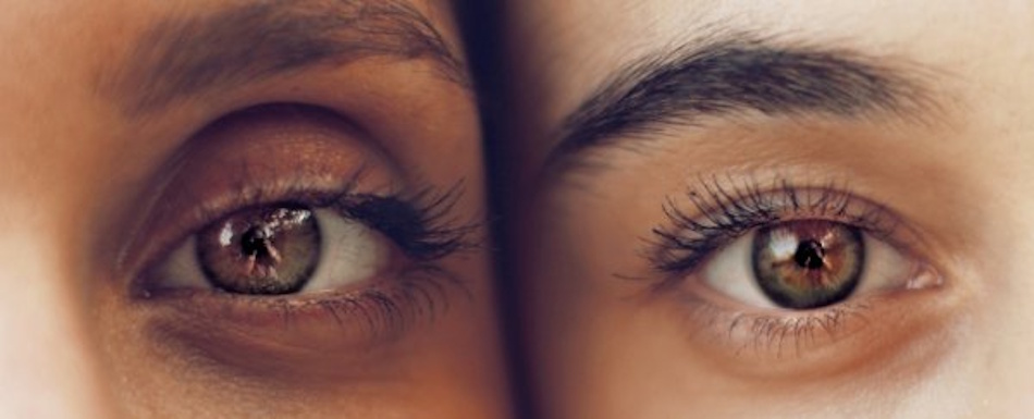 Close-up of numbered white skincare containers arranged on a laboratory-style white surface with a clipboard showing test evaluation sheets, representing the double-blind methodology used in the luxury versus drugstore beauty product comparison study — InfoProds 2026