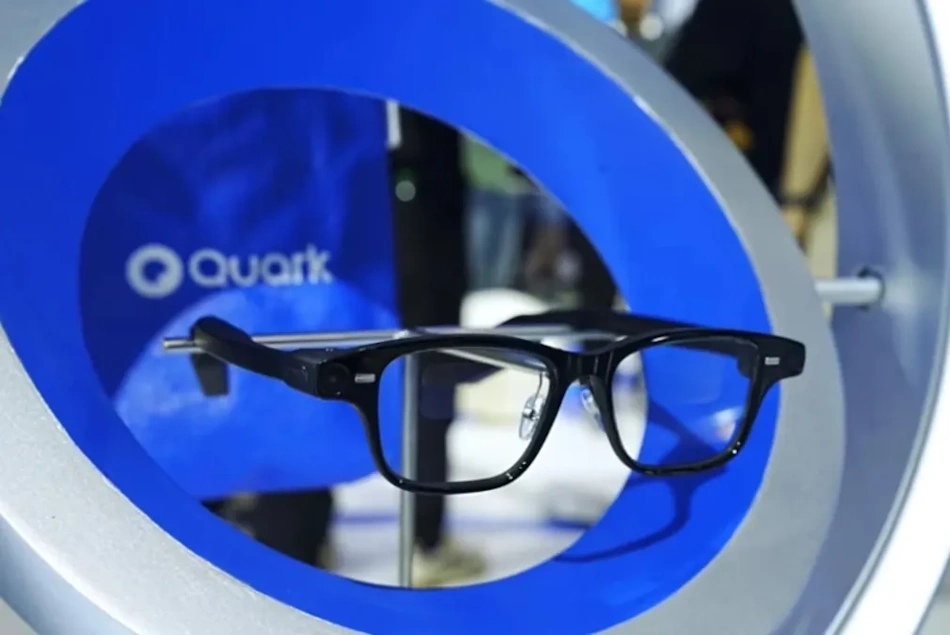 Alibaba Quark AI smart glasses demonstrating health monitoring capabilities with infrared sensors for blood oxygen and heart rate tracking wearable wellness technology 2026 - InfoProds health tech review