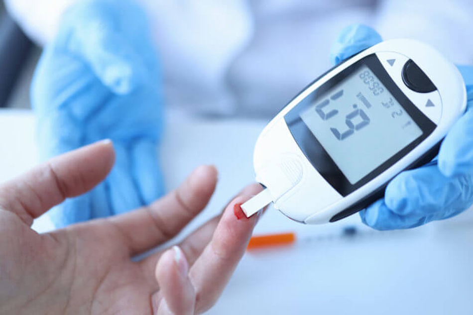 Modern continuous glucose monitor displaying stabilized blood sugar readings reflecting improved insulin sensitivity and metabolic health from sustainable dietary intervention strategies - InfoProds 2026