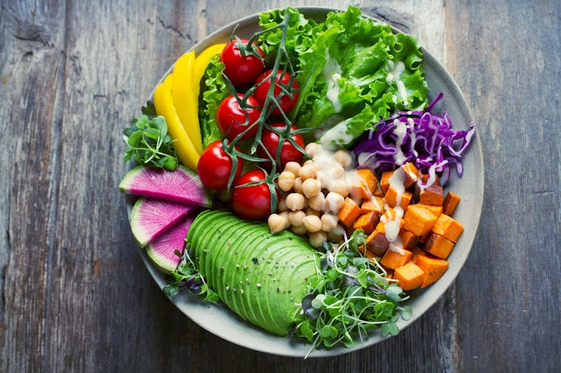 Plant-based protein sources including lentils, chickpeas, quinoa, tofu, tempeh, nuts, and seeds demonstrating complete amino acid profiles for vegan muscle building through strategic food combinations - InfoProds 2026