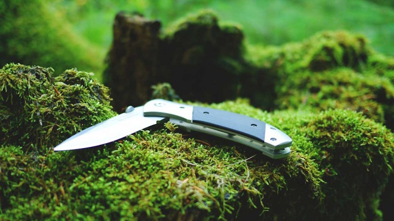 Fixed blade survival knife versus folding knife comparison showing full tang construction strength reliability advantages for wilderness survival applications - InfoProds 2026